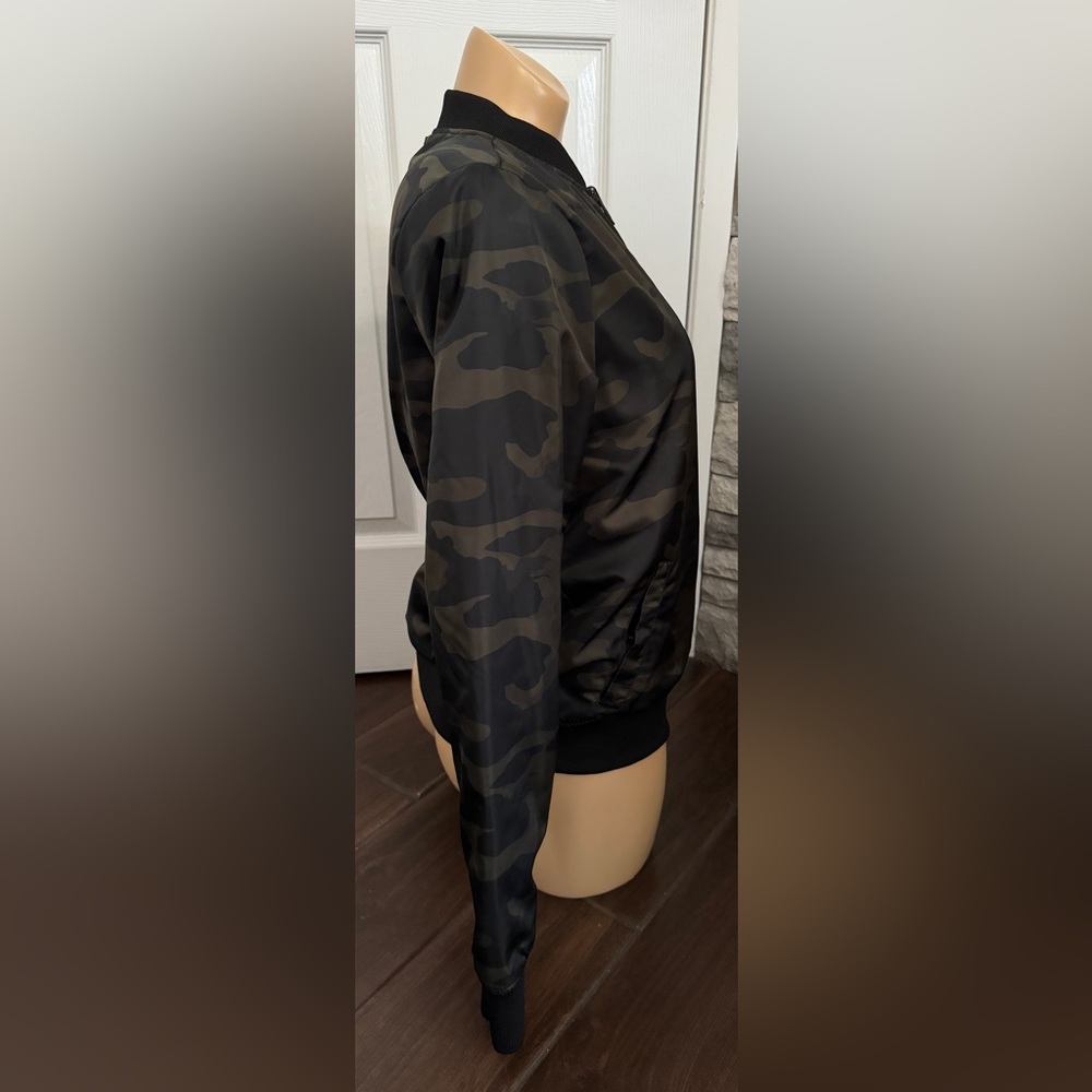 BLANC NOIR Reversible Quilted Bomber Jacket in Camo / Navy XS Black Olive Green - Picture 6 of 16